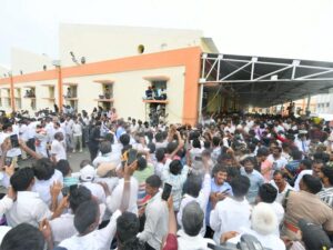 జగన్ కాన్వాయ్ పై చెప్పులు, రాళ్లతో దాడి