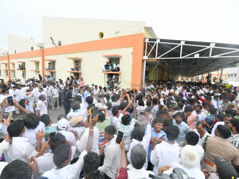 Jagan’s Visit to Podili : జగన్ కాన్వాయ్ పై చెప్పులు, రాళ్లతో దాడి