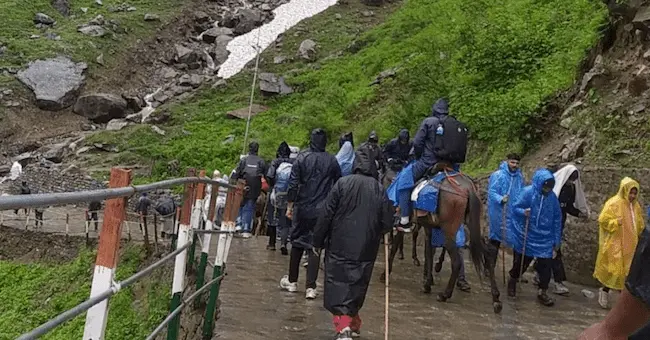Kedarnath: కేదార్‌నాథ్ యాత్రలో విషాదం.. లోయలో పడి ఇద్దరు మృతి