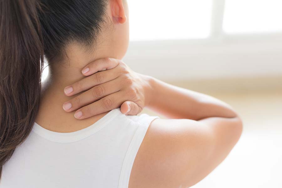 Neck Pain : మెడ నొప్పితో బాధపడుతున్నారా..? అయితే ఈ చిట్కాలు పాటించండి