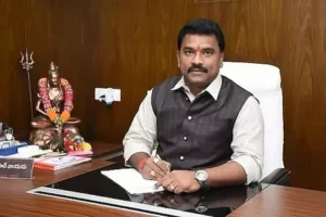 మాజీ మేయర్ మనోహర్ ను సస్పెండ్ చేసిన జగన్