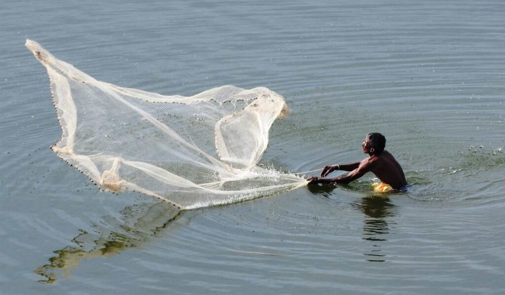 Adilabad: చేపల వేటకు వెళ్లి వాగులో గల్లంతైన యువకుడు