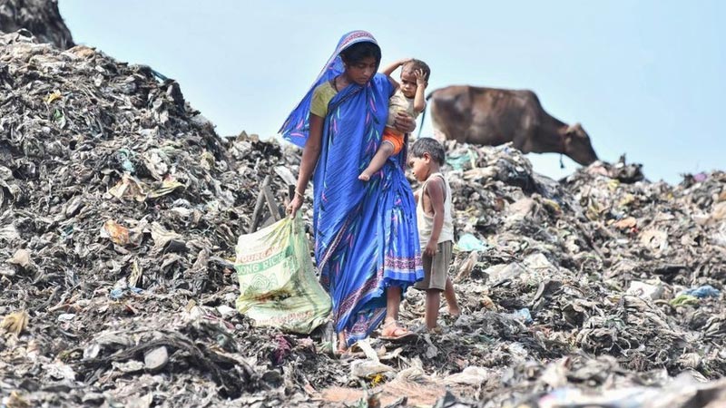 Poverty : దేశంలో మరింత తగ్గనున్న పేదరికం – SBI