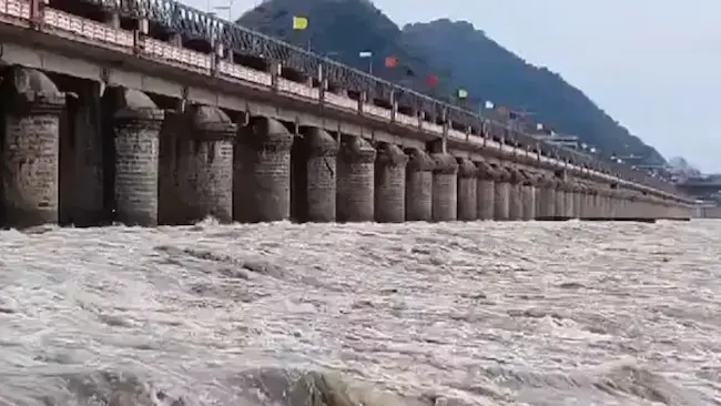 Prakasam Barrage: పటిష్టంగా కరకట్టలు గరిష్ట వరదను తట్టుకునేలా నిర్మాణం
