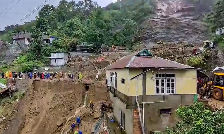 Assam: భారీ వర్షాల వల్ల అసోం, అరుణాచల్‌లో విరిగిపడ్డ కొండచరియలు