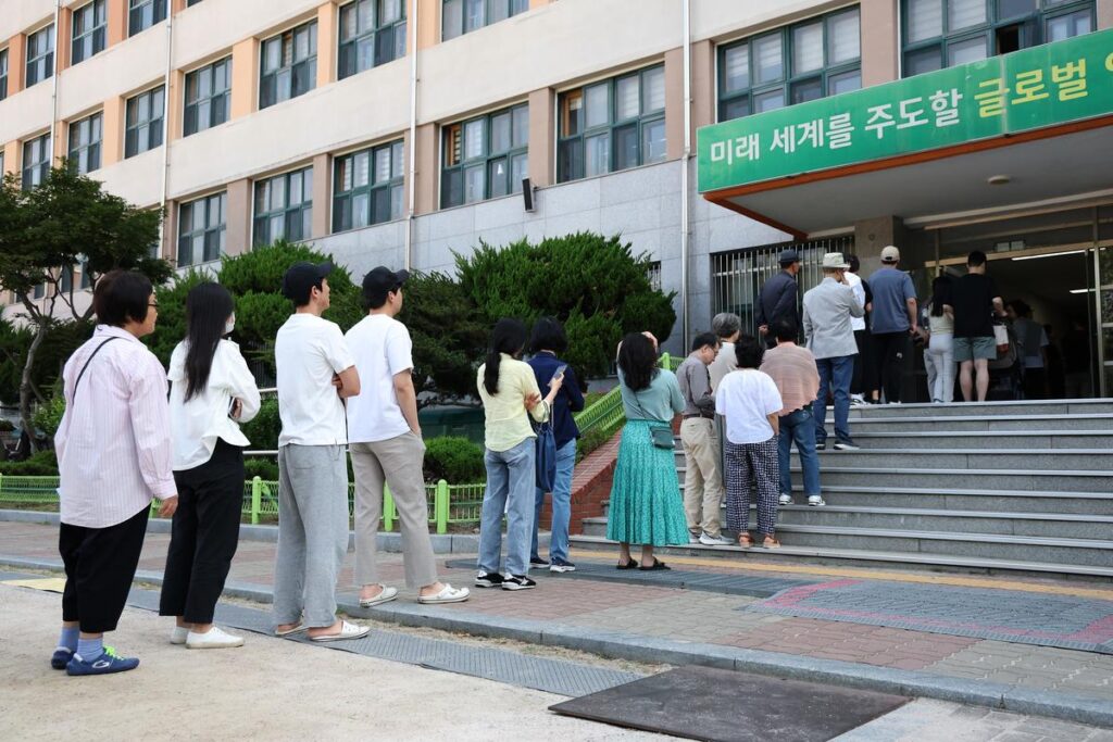 President: కొత్త అధ్యక్షుడి కోసం దక్షిణ కొరియన్లు ఓటు