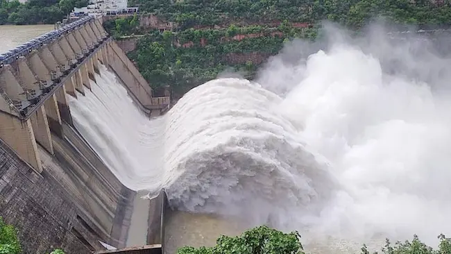 Srisailam Project: శ్రీశైలం జలాశయానికి పోటెత్తుతున్న వరదనీరు