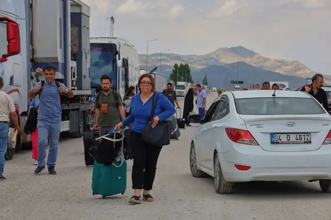 Tehran: మాటలకందని వేదనతో తెహ్రాన్‌ను వీడుతున్న ప్రజలు