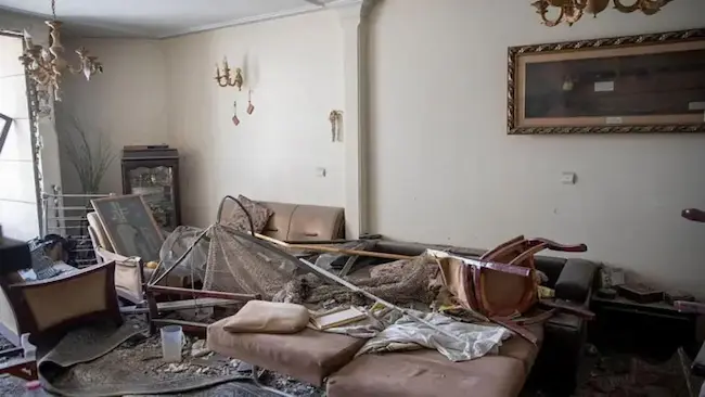 ఇజ్రాయెల్ మొదట్లో అణు కేంద్రాలు, ఉన్నత స్థాయి వ్యక్తులను లక్ష్యంగా చేసుకుంది. కానీ ఆ తర్వాత నివాస ప్రాంతాలతో సహా రాజధానిపై అనేకసార్లు బాంబులు కురిపించింది. ఇది స్థానికుల్లో భయాందోళనలు రేకెత్తించింది.