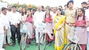 విద్యార్థులకు మోడీ కిట్స్ -సైకిళ్లు పంపిణి చేసిన కేంద్ర మంత్రి బండి సంజయ్