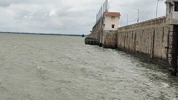 flood water: ప్రాజెక్టులకు కొనసాగుతున్న వరద