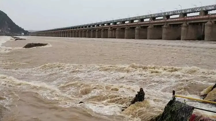 Prakasam Barrage:  ప్రకాశం బ్యారేజీకి పోటెత్తుతున్న వరద ప్రవాహం.. అప్రమత్తమైన అధికారులు