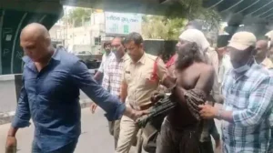 తిరుపతిలో కత్తులు,కర్రలతో సైకో వీరంగం : యాచకుడు మృతి