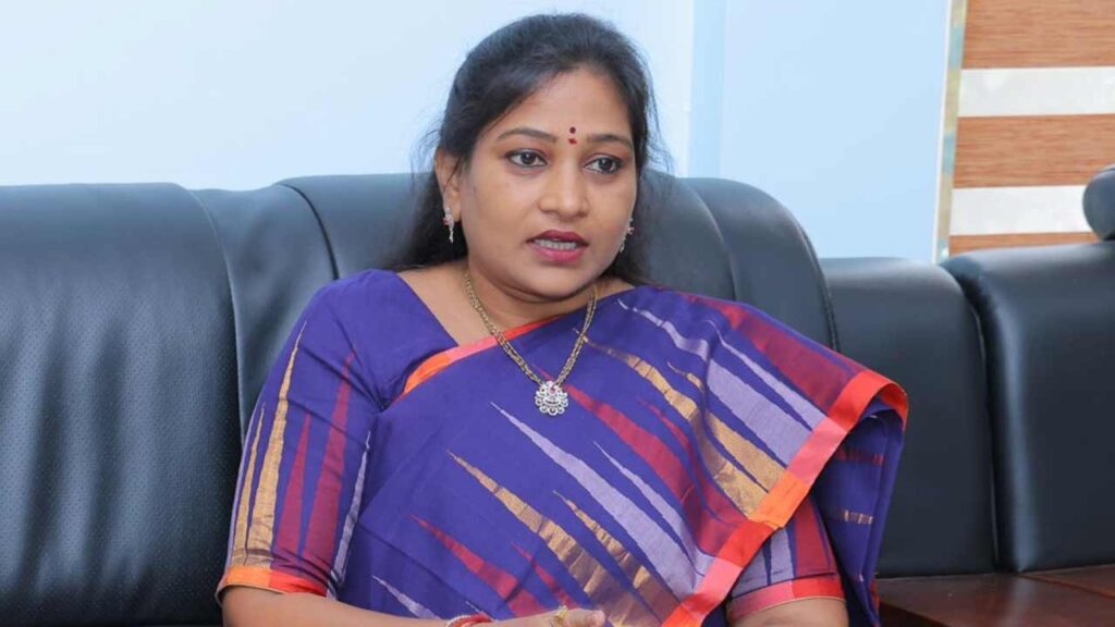 Chandrababu Naidu : చంద్రబాబులా రెండుగంటలపాటు నిల్చుని మాట్లాడలేరు: అనిత