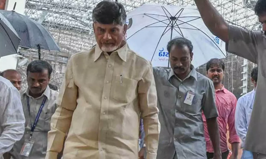 Chandrababu : గొడుగు వేసుకుని సమావేశానికి వెళ్లిన చంద్రబాబు