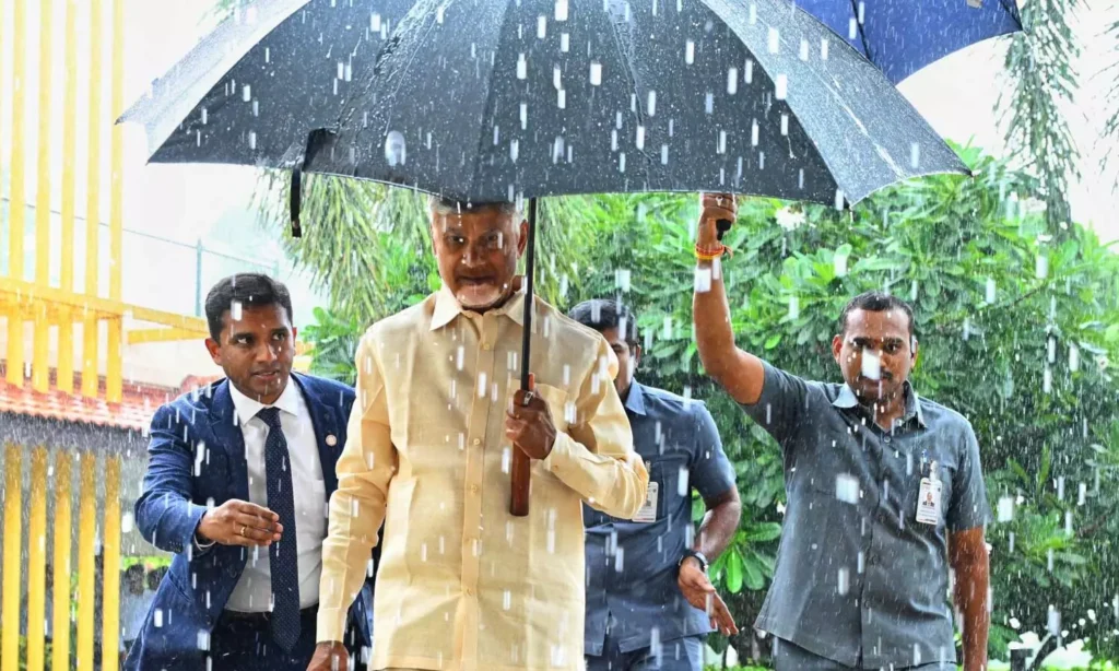 Chandrababu : గొడుగు వేసుకుని సమావేశానికి వెళ్లిన చంద్రబాబు
