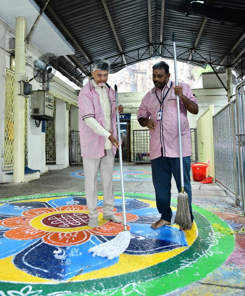 Chandrababu : తిరుపతి లో పారిశుద్ధ్య కార్మికుడి అవతారమెత్తిన చంద్రబాబు