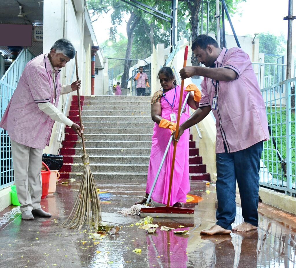 Chandrababu : తిరుపతి లో పారిశుద్ధ్య కార్మికుడి అవతారమెత్తిన చంద్రబాబు