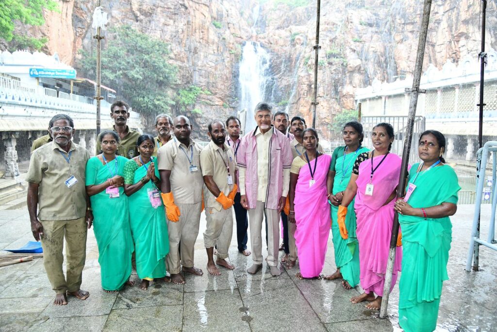 Chandrababu : తిరుపతి లో పారిశుద్ధ్య కార్మికుడి అవతారమెత్తిన చంద్రబాబు