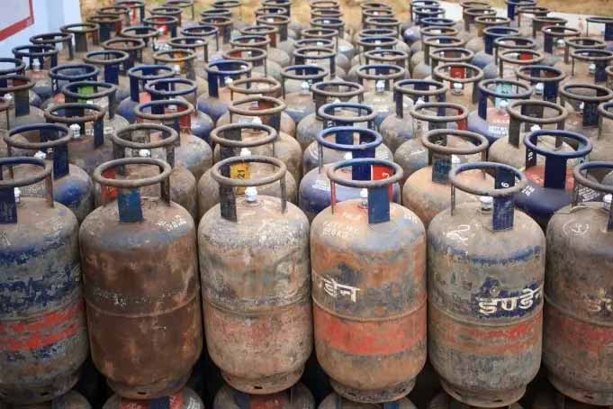 Gas Price : భారీగా తగ్గిన గ్యాస్ సిలిండర్ ధర