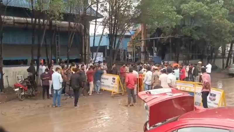 Pasamylaram fire accident: సిగాచీ పరిశ్రమ వద్ద బాధితుల కుటుంబసభ్యుల ఆందోళన