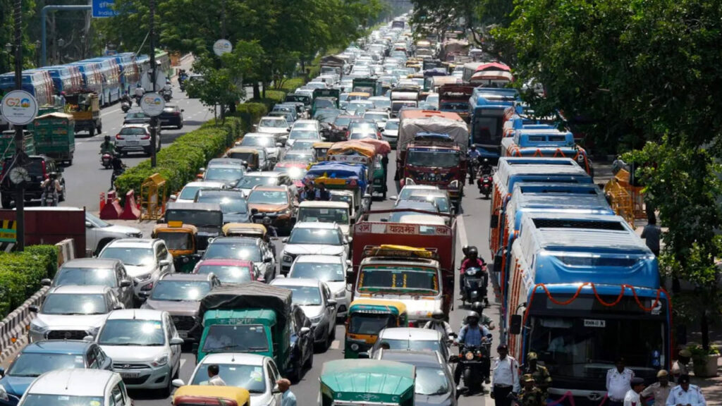 Delhi Government : పాత వాహనాల యజమానులకు ఊరట!