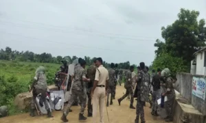 ఆదిలాబాద్ జిల్లా ఇచ్చోడలో అటవీ, పోలీసు సిబ్బందిపై పోడు రైతుల దాడి