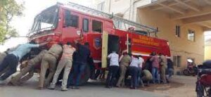 ఫైరింజన్లు పాతబడినా కొత్తవి కొనని చాదస్తం