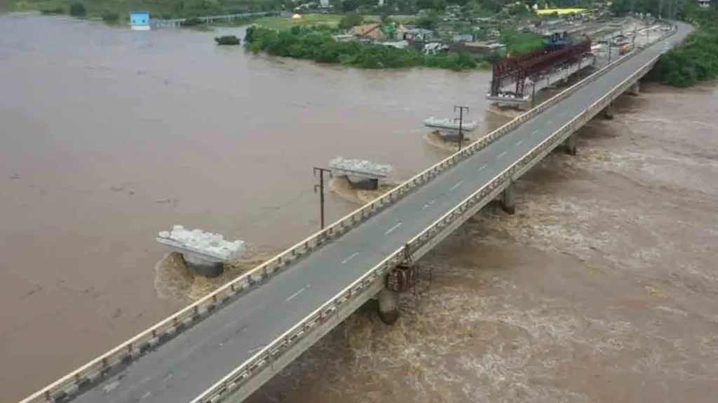 Godavari River : గోదావరికి భారీగా వరద నీరు