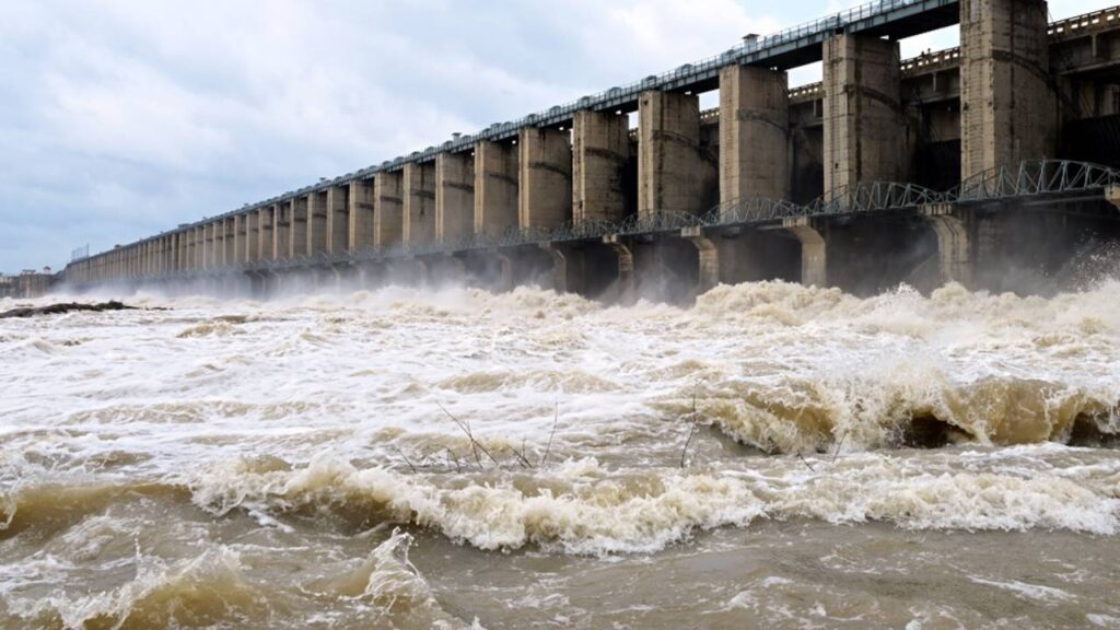 Godavari River : గోదావరికి భారీగా వరద నీరు