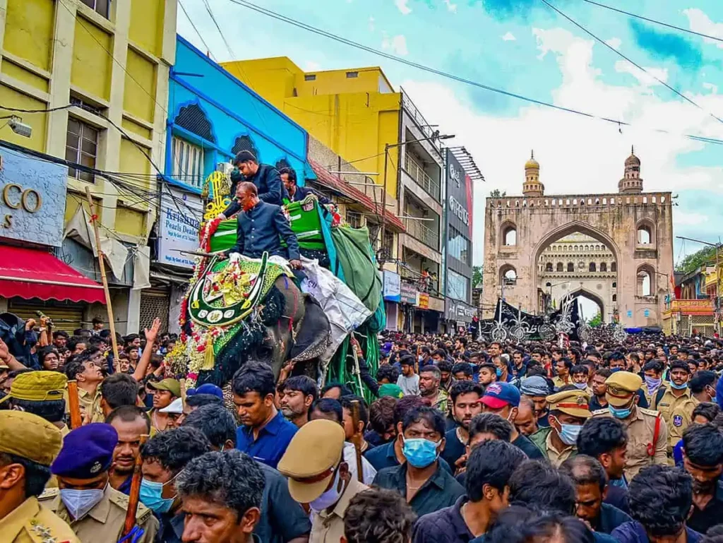 Hyderabad : పాత బస్తీలో బీబీ కా అలం ఊరేగింపు