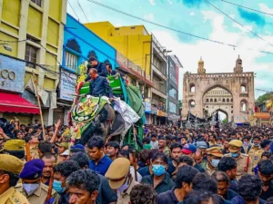 పాత బస్తీలో బీబీ కా అలం ఊరేగింపు