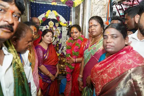 Kalvakuntla Kavitha: లాల్ దర్వాజ సింహవాహిని అమ్మవారికి బోనం సమర్పించిన కల్వకుంట్ల కవిత