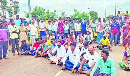 Indiramma house grant : ఇందిరమ్మ ఇళ్లపై ప్రశ్నించి బలయ్యిన యువకుడు