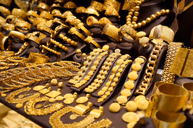 Jewellery Shop : టాయ్‌ గన్‌తో బెదిరించి జ్యువెలరీ షాపులో దోపిడీ