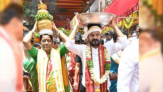 CM Revanth Reddy: సికింద్రాబాద్ బోనాల జాతరలో..అమ్మవారికి పట్టువస్త్రాలు సమర్పించిన సీఎం 

  
