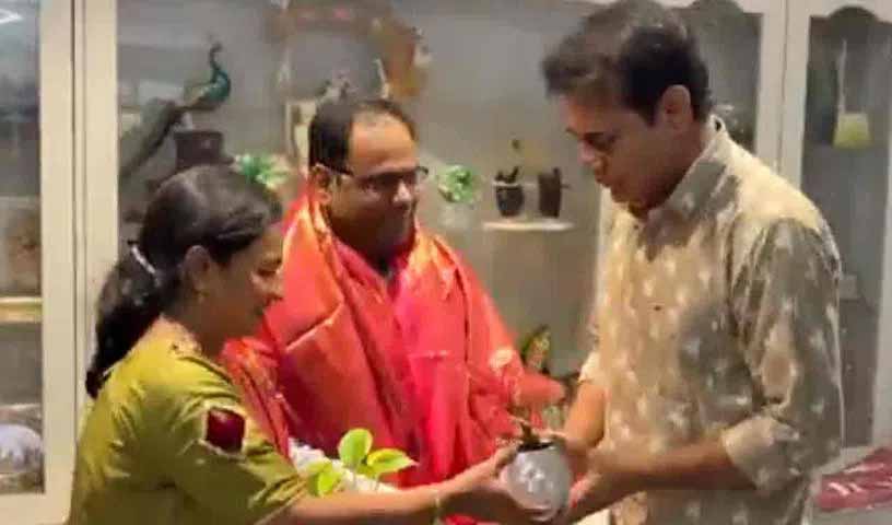 KTR : గిఫ్ట్ ఏ స్మైల్‌తో పేద విద్యార్థినికి కేటీఆర్ సాయం