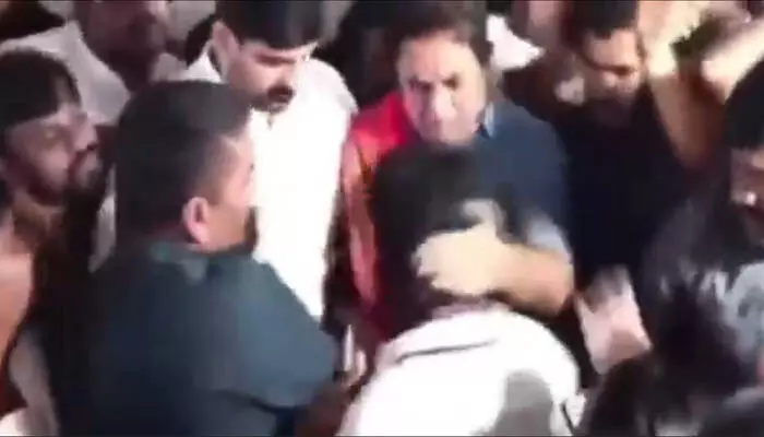 KTR : పార్టీ కార్యకర్తపై చేయి చేసుకున్న కేటీఆర్