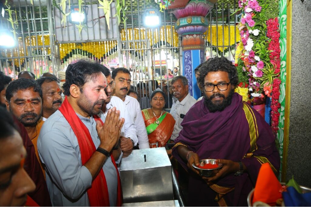 Kishan Reddy : మహాకాళి ఆలయాన్ని సందర్శించిన కిషన్ రెడ్డి