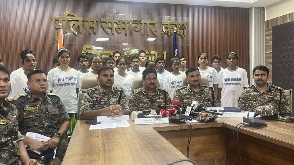 Maoist : సుక్మా జిల్లాలో మావోయిస్టులకు గట్టి ఎదురుదెబ్బ:23 మంది నక్సల్స్‌ లొంగుబాటు