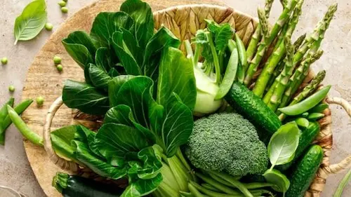  ఆకుకూరలు ఆరోగ్యానికి చాలా మంచిది. కానీ వర్షాకాలంలో మాత్రం అవి అంత సురక్షితమైనవి కావు అని చెబుతుంటారు. ఎందుకంటే ఇవి భూమికి దగ్గరగా పెరుగుతుంటాయి. 