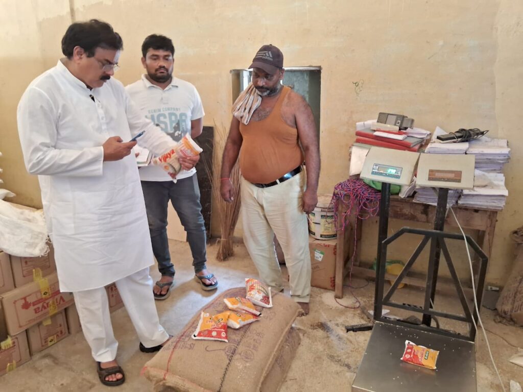 Nadendla Manohar : బియ్యం బస్తాల ప్యాకింగ్ ల పరిశీలన చేపట్టిన  నాదెండ్ల