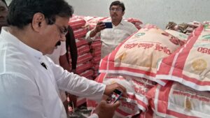 బియ్యం బస్తాల ప్యాకింగ్ ల పరిశీలన చేపట్టిన నాదెండ్ల