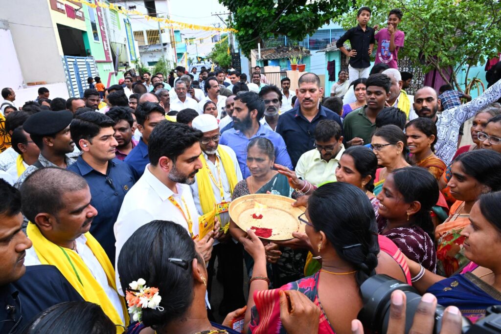 Nara Lokesh : మంగళగిరిలో లోకేశ్ కు స్వాగతం పలికిన ప్రజలు