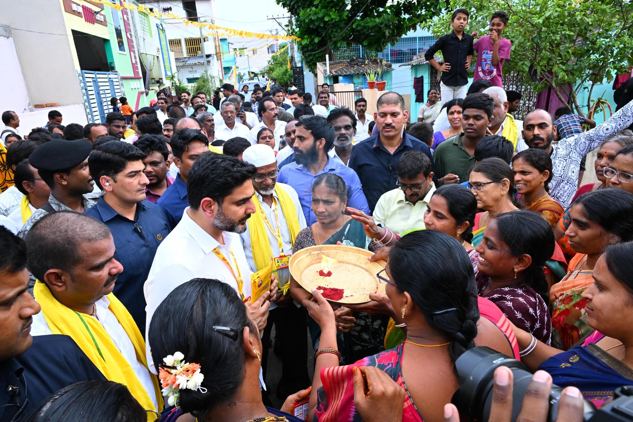 Nara Lokesh : మంగళగిరిలో లోకేశ్ కు స్వాగతం పలికిన ప్రజలు