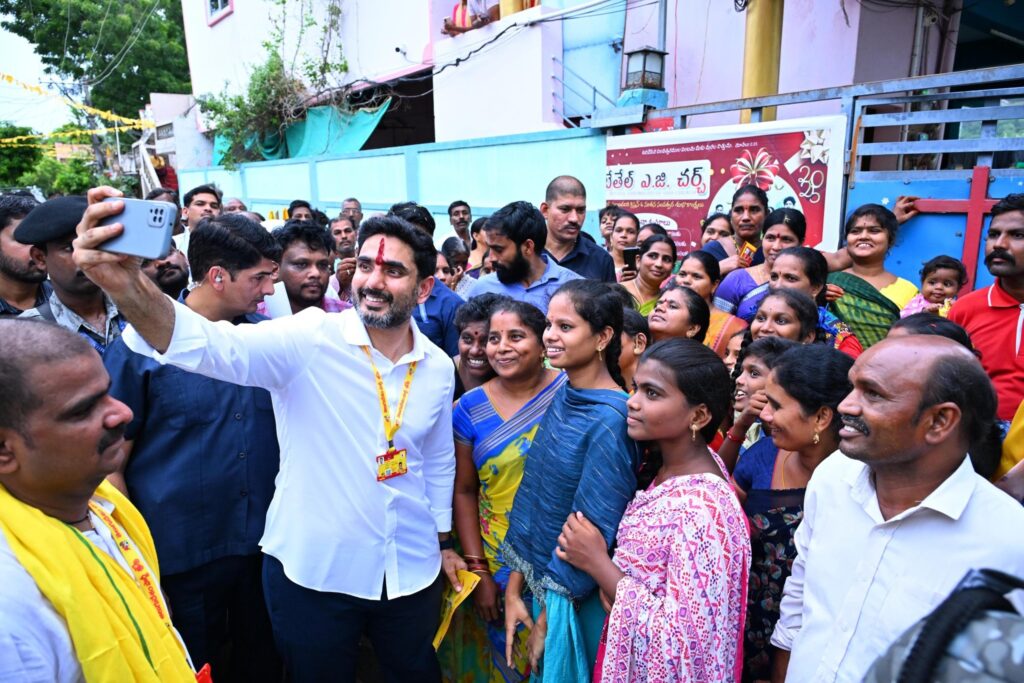 Nara Lokesh : మంగళగిరిలో లోకేశ్ కు స్వాగతం పలికిన ప్రజలు
