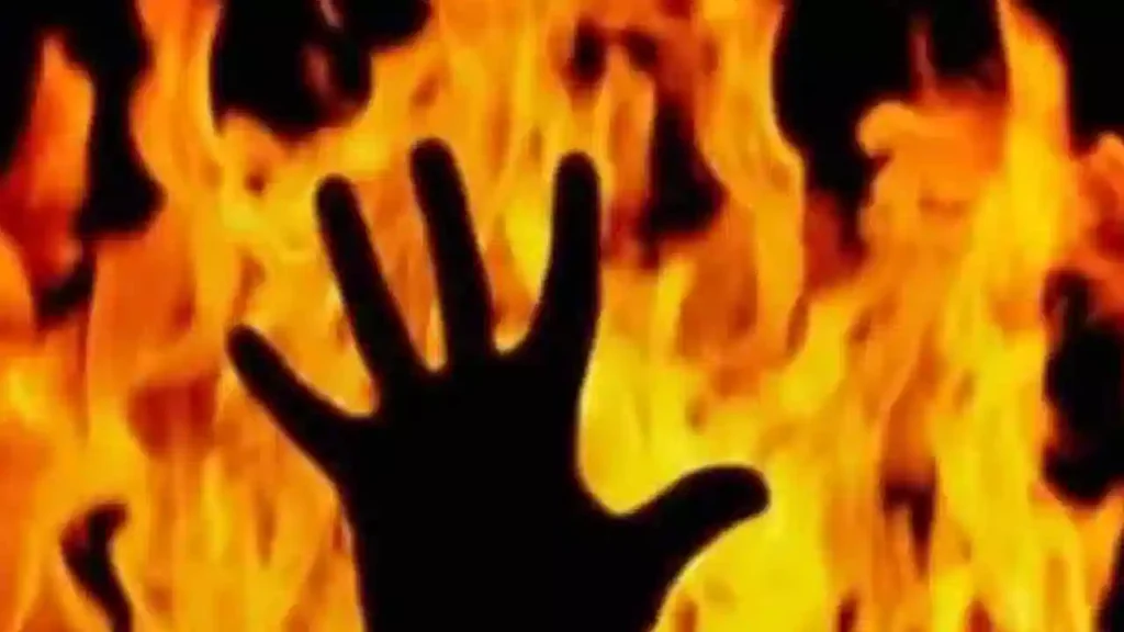 Odisha : పెట్రోల్ పోసుకుని నిప్పంటించుకున్న విద్యార్థిని.. ఎందుకంటే?