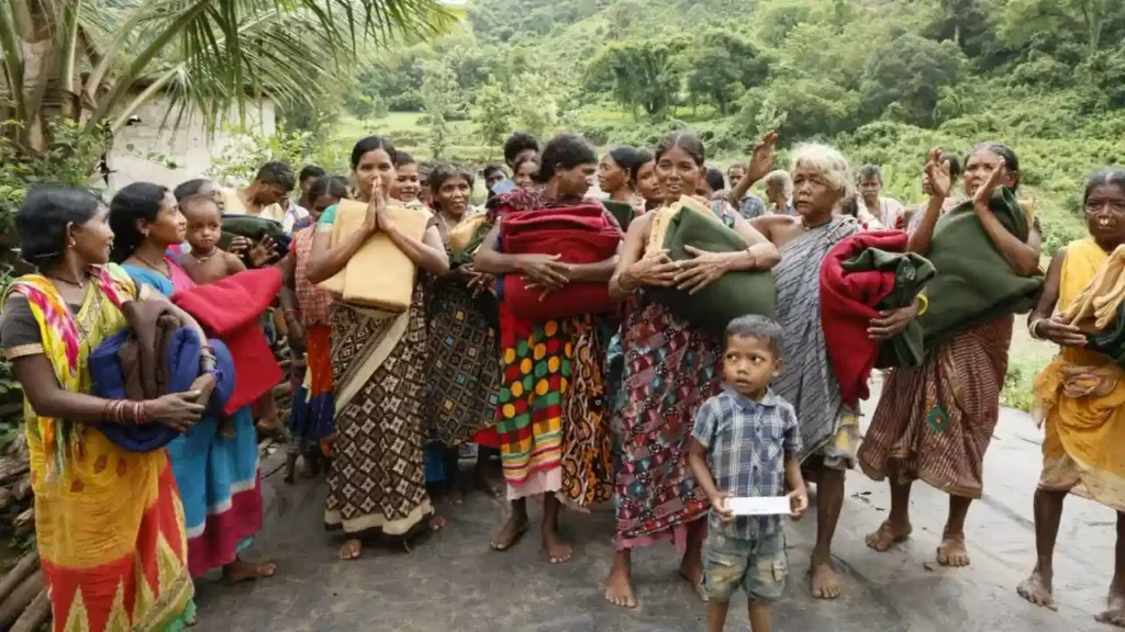 Pawan Kalyan : గిరిజన కుటుంబాలకు రగ్గులు పంపిణీ చేసిన పవన్ కల్యాణ్