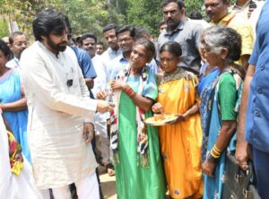 గిరిజన కుటుంబాలకు రగ్గులు పంపిణీ చేసిన పవన్ కల్యాణ్
