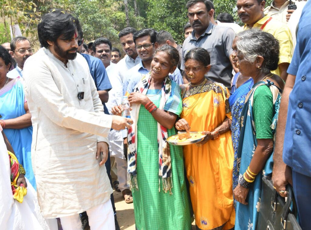 Pawan Kalyan : గిరిజన కుటుంబాలకు రగ్గులు పంపిణీ చేసిన పవన్ కల్యాణ్
